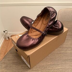 Earth Shoes Korvino Flats in Bronze